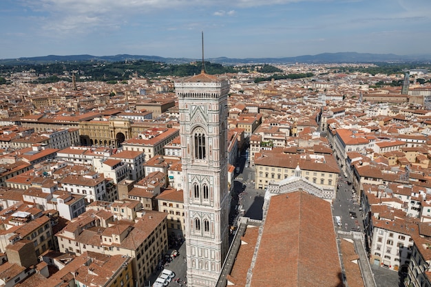 Luftpanoramablick auf die Stadt Florenz und Giottos Campanile ist ein Campanile, der Teil des Komplexes der Kathedrale von Florenz (Cattedrale di Santa Maria del Fiore) ist.