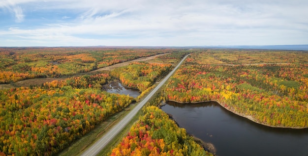 Luftpanoramablick auf eine kanadische Landschaft während der Herbstsaison