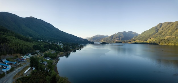 Luftpanoramablick auf eine kleine Stadt Port Alice