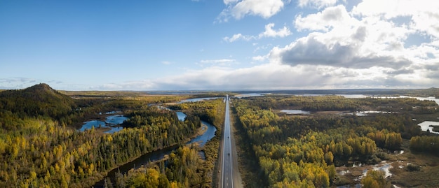 Luftpanoramablick auf eine malerische Straße an einem sonnigen Tag im Herbst