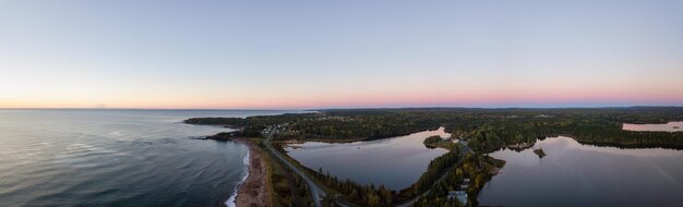 Luftpanoramablick auf einen Sandstrand an der Atlantikküste