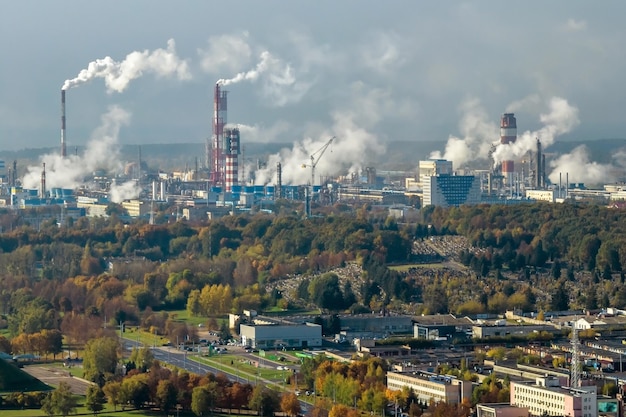 Foto luftpanoramablick auf rauch von rohren von chemie- oder holzunternehmen industrielandschaft umweltverschmutzung abfallanlage luftverschmutzungskonzept