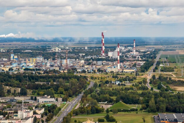 Luftpanoramablick auf Rohre des Chemieunternehmens Luftverschmutzungskonzept Industrielandschaft Umweltverschmutzung Abfall des Wärmekraftwerks