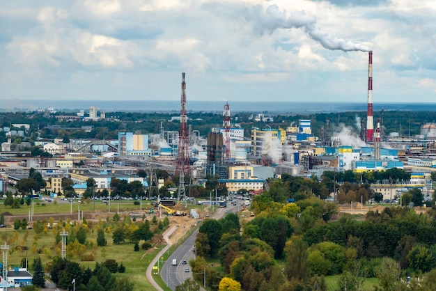 Luftpanoramablick auf Rohre des Chemieunternehmens Luftverschmutzungskonzept Industrielandschaft Umweltverschmutzung Abfall des Wärmekraftwerks