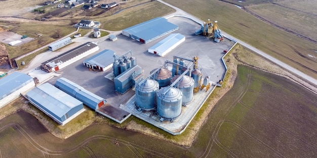 Luftpanoramablick auf Silos und agroindustriellen Komplex mit Getreidetrocknungslinie