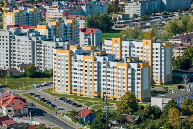 Luftpanoramablick aus der Höhe einer mehrstöckigen Wohnanlage und Stadtentwicklung