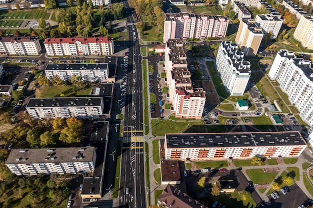 Luftpanoramablick aus der Höhe eines mehrstöckigen Wohnkomplexes und der Stadtentwicklung am Herbsttag