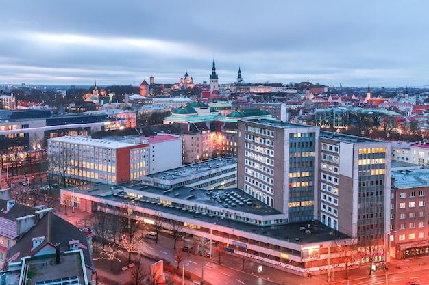 Luftpanoramablick bei Nacht Tallinn Estland