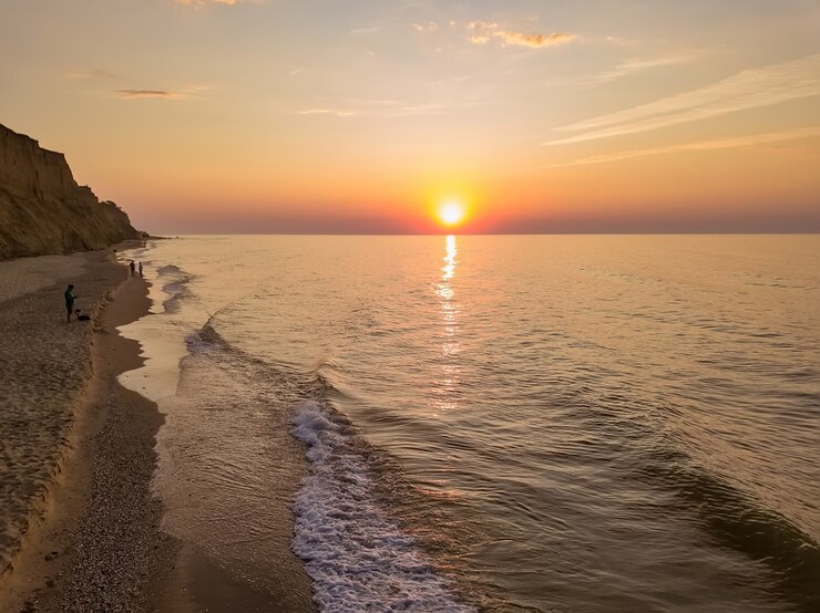 Foto luftpanoramablick des sonnenaufgangs über meer.