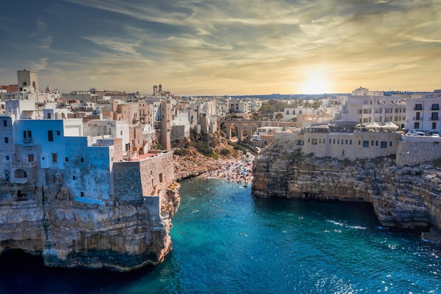 Luftpanoramablick in Polignano a Mare, Provinz Bari, Apulien (Apulien), Süditalien.