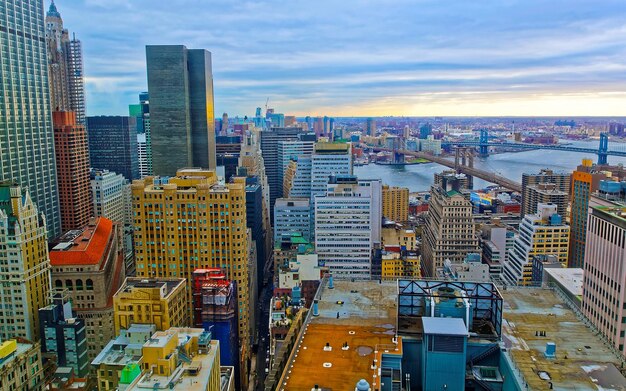 Luftpanoramablick mit Lower Manhattan, New York, USA, Brooklyn Bridge über den East River. Skyline mit Wolkenkratzern. Brooklyn Heights. Stadt. Amerikanisches Architekturgebäude. Panorama der Metropole New York