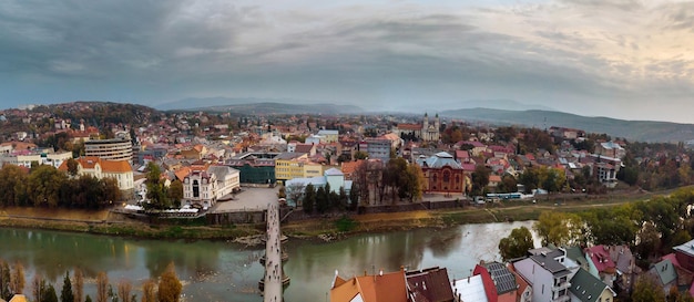 Luftpanoramablick Teil der europäischen Stadt Uzhgorod in der Nähe des Uzh-Flusses, der sich in Trans befindet