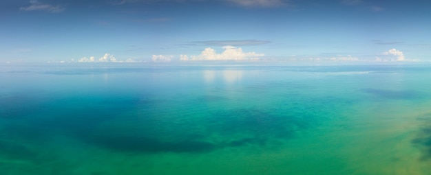 Luftpanoramalandschaft des tropischen Meeres