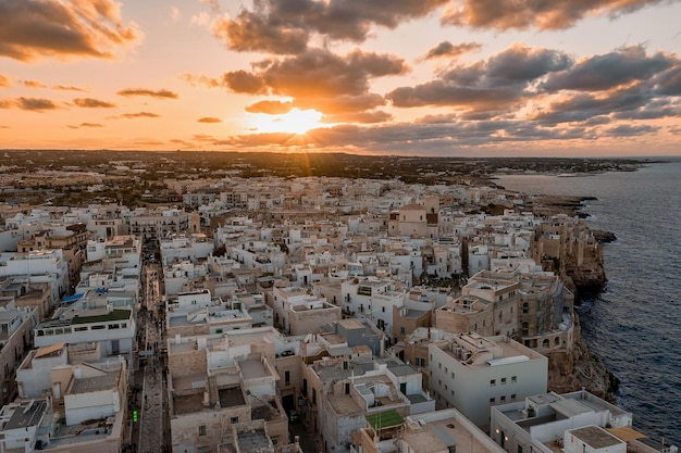 Luftpanoramastadtbild von Polignano a Mare-Stadt, Region Apulien, Italien in der Nähe der Stadt Bari, Europa. Herrlicher malerischer Blick auf die Adria. Konzepthintergrund reisen.