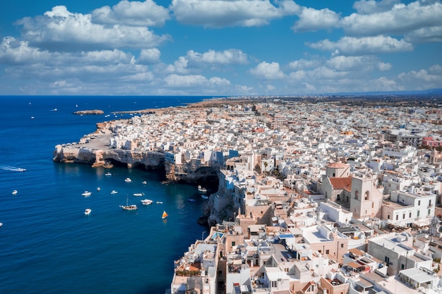 Luftpanoramastadtbild von Polignano a Mare-Stadt, Region Apulien, Italien in der Nähe der Stadt Bari, Europa. Herrlicher malerischer Blick auf die Adria. Konzepthintergrund reisen.