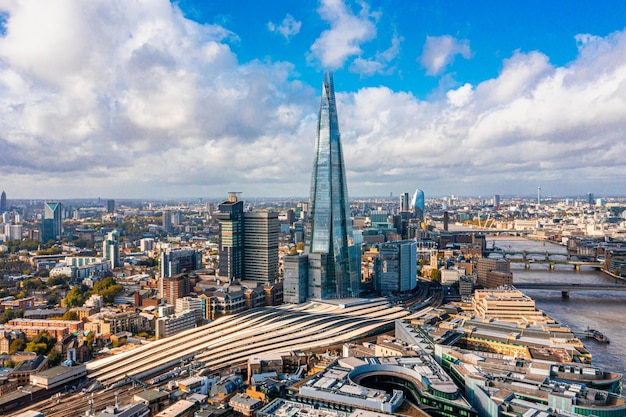 Luftpanoramaszene des Londoner Finanzviertels mit vielen berühmten Wolkenkratzern in der Nähe der Themse.