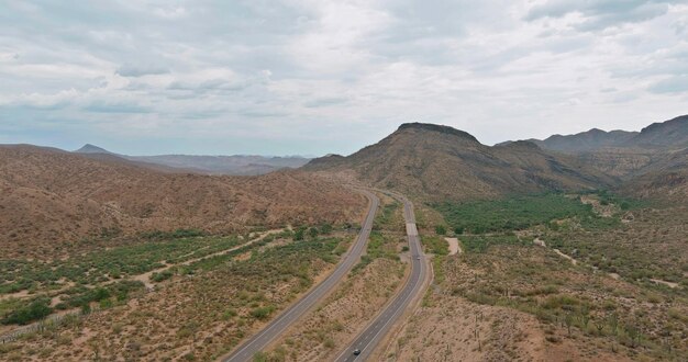 Luftpanoramaüberblick über erstaunliches Wüstenlandschaftstal im Gebirgsarizona