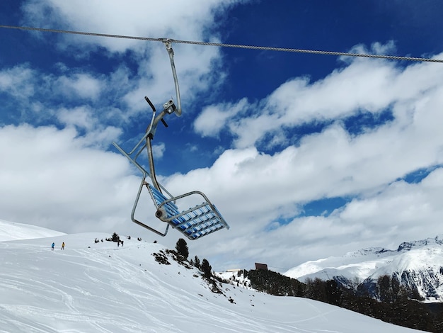 Foto luftseilbahn gegen schneebedeckte berge im winter