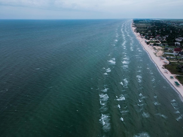 Luftsicht von einer Drohne auf das Meer bei bewölktem Wetter im Freien