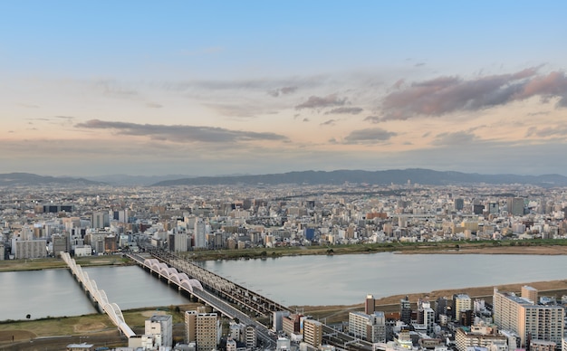 Luftsonnenuntergangansicht des Stadtbildgeschäfts im Stadtzentrum gelegen in Osaka, Japan