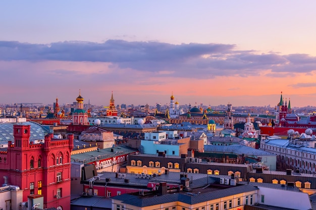 Luftsonnenuntergangansicht des Zentrums von Moskau mit Kremlturm und anderen Gebäuden. Weltberühmte Moskauer Wahrzeichen für Tourismus und Reisen.