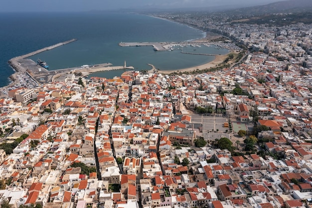 Luftstadtbild der alten mittelalterlichen Mittelmeerstadt einschließlich Stadtgebiet und Hafen, Rethymno, Griechenland