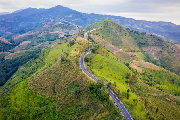 Luftstraße Bergpfade Landstraße zwischen der Stadt und dem Tal in Doi Chang Chiang Rai Thailand