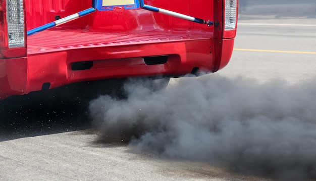 Luftverschmutzung durch Fahrzeugauspuffrohre auf der Straße