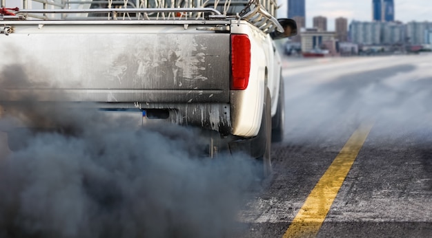 Luftverschmutzungskrise in der Stadt durch das Auspuffrohr von Dieselfahrzeugen auf der Straße