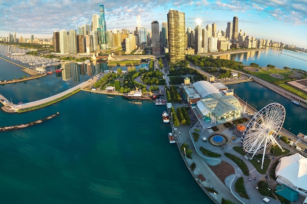 Luftverzerrtes Panorama des Navy Pier und der Skyline von Chicago während des Sonnenaufgangs