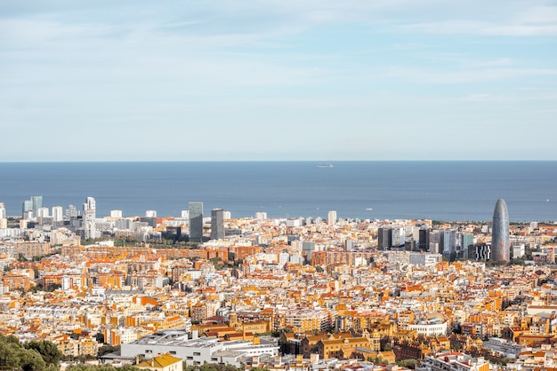 Luftweitwinkel-Stadtbildansicht auf Barcelona-Stadt