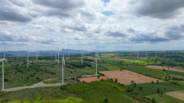 Foto luftwind von windturbinengeneratoren erzeugt extricate energie in windmühle-farm