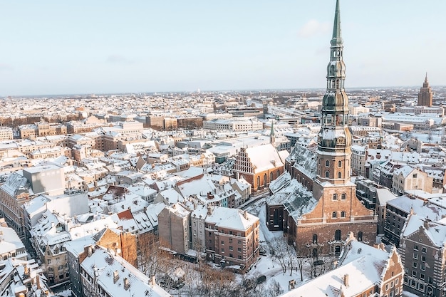 Luftwinteransicht der St.-Petri-Kirche in Riga, Lettland. Wintertag über der Altstadt von Riga, Lettland.