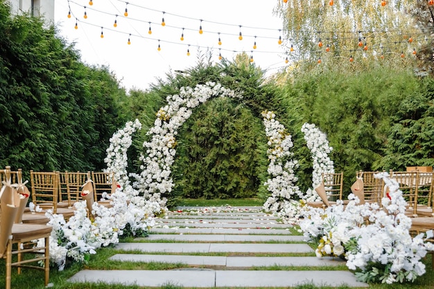 Lugar para la ceremonia de la boda en el jardín al aire libre copia espacio