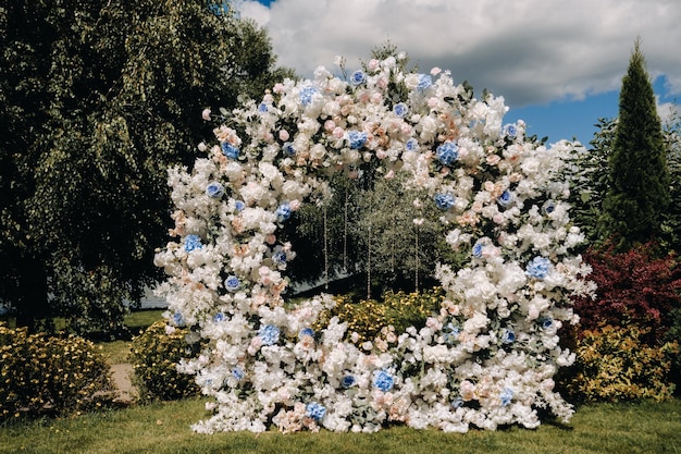 Un lugar para una ceremonia de boda en la naturaleza hermosa decoración de boda