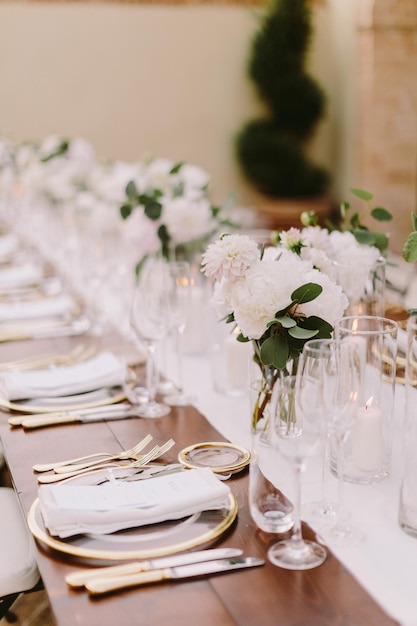 Lugar colocado na mesa de jantar durante a cerimônia de casamento