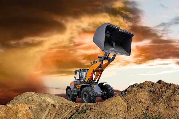 Lugar de construcción en el campo contra el cielo durante la puesta del sol