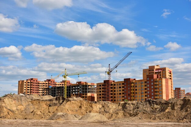 Foto lugar de construcción en la ciudad contra el cielo