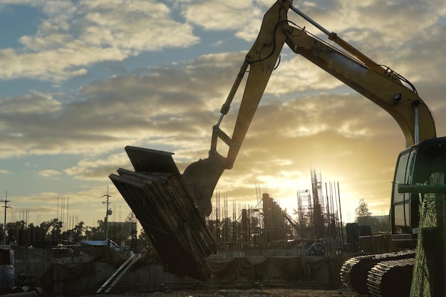 Lugar de construcción contra el cielo durante la puesta de sol