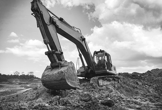 Lugar de construcción dañado en el campo contra el cielo