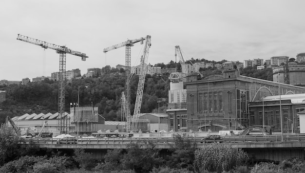 Lugar de construcción por edificios contra el cielo