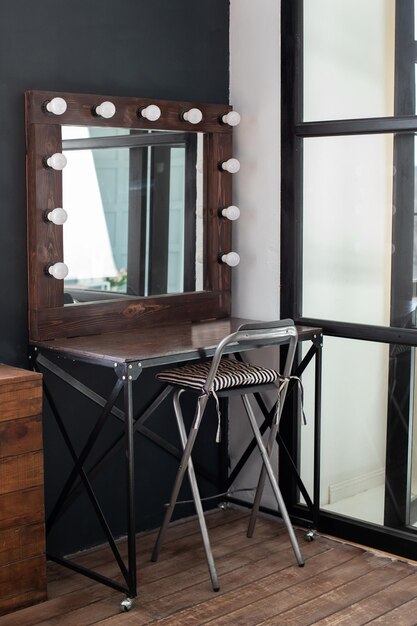 Lugar de cabeleireiro para cadeiras de cabeleireiro e maquiador e espelho iluminado
