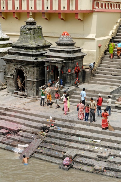 Lugar de cremação Ghats de Pashupatinath no sagrado rio Bagmati Kathmandu Nepal