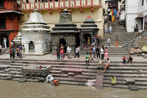 Lugar de cremação Ghats de Pashupatinath no sagrado rio Bagmati Kathmandu Nepal