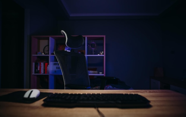 Lugar de jogo na sala com poltrona e teclado e mouse na mesa