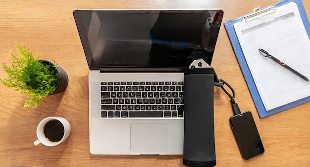 Foto lugar de trabalho com computador portátil no escritório vista de cima