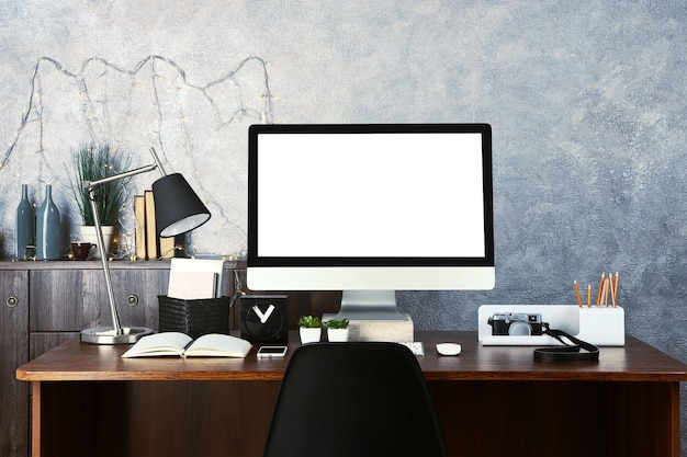 Lugar de trabalho confortável com computador moderno