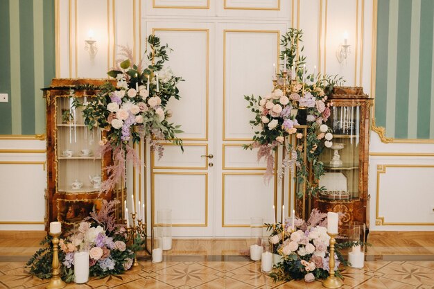 Un lugar decorado con flores para una ceremonia de boda en el interior del castillo