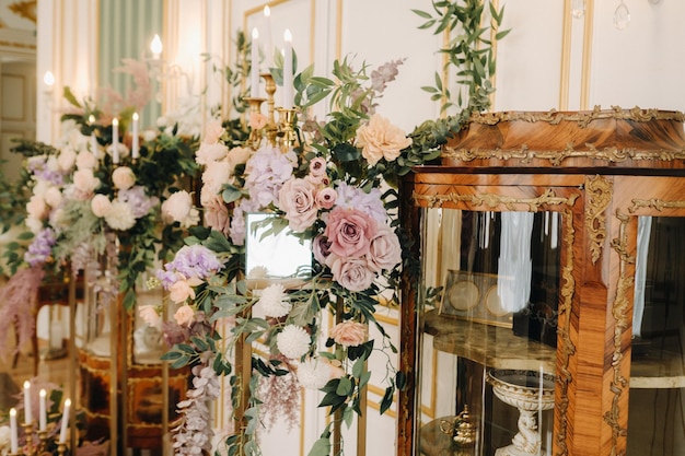 Un lugar decorado con flores para una ceremonia de boda en el interior del castillo