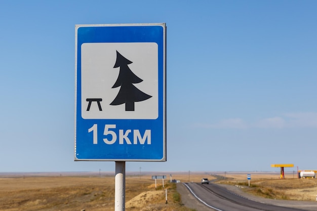 Lugar de descanso adelante en 15 km. Señal de tráfico en la carretera en Kazajistán